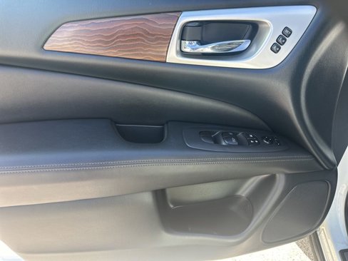 Used 2020 Nissan Pathfinder Platinum image 17