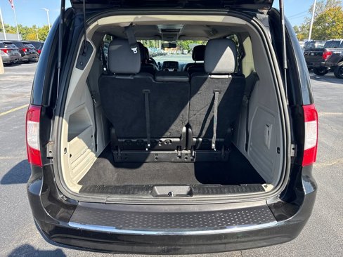Used 2014 Chrysler Town & Country Touring image 11
