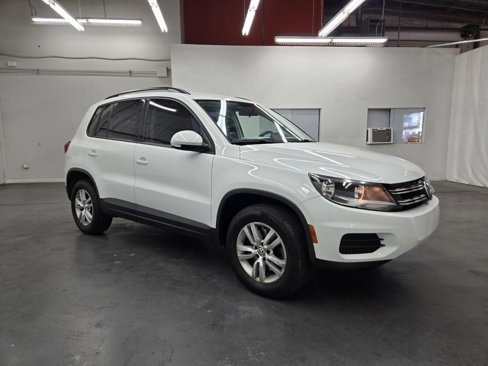 Used 2015 Volkswagen Tiguan S image 4