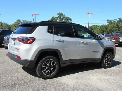 Used 2024 Jeep Compass Trailhawk image 6