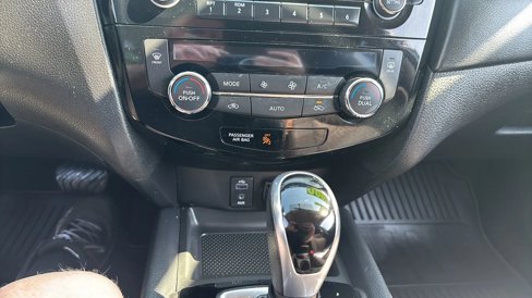 Used 2017 Nissan Rogue SV w/ SV Family Package image 39
