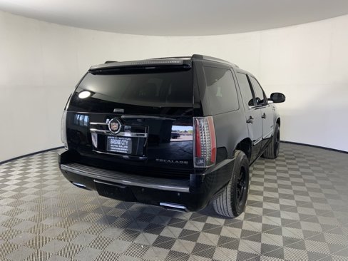 Used 2013 Cadillac Escalade Premium image 3