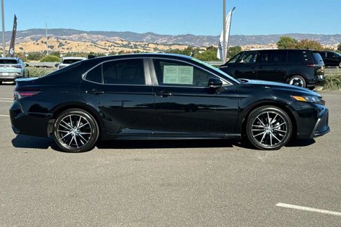 Used 2023 Toyota Camry SE image 3