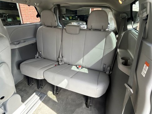 Used 2018 Toyota Sienna XLE image 32