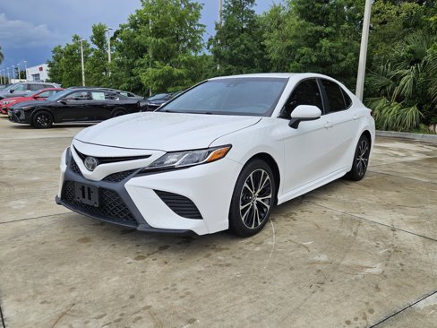 Used 2018 Toyota Camry SE image 3