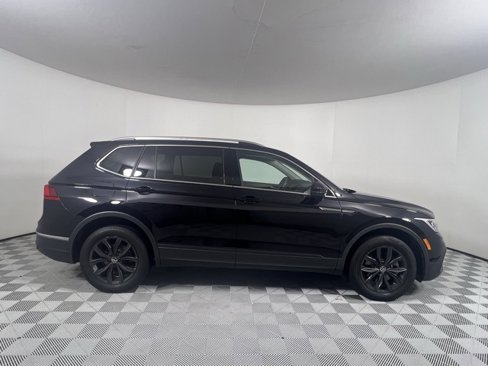Used 2024 Volkswagen Tiguan SE w/ Panoramic Sunroof Package image 8