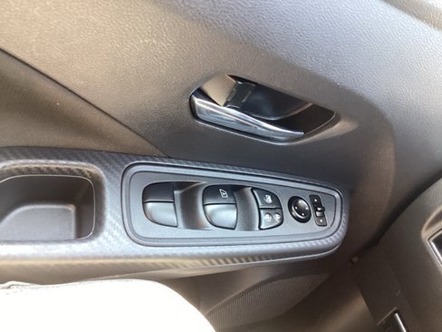 Used 2021 Nissan Versa SV image 9