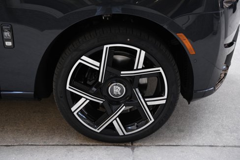 New 2025 Rolls-Royce Cullinan Black Badge image 26