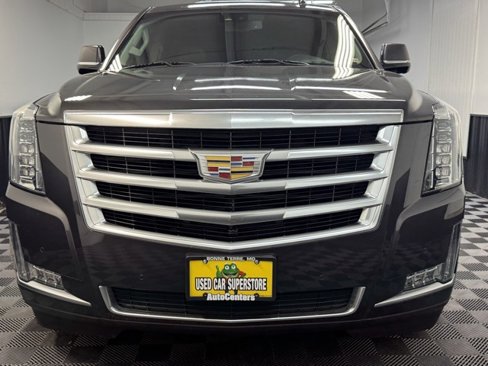 Used 2015 Cadillac Escalade Luxury image 2