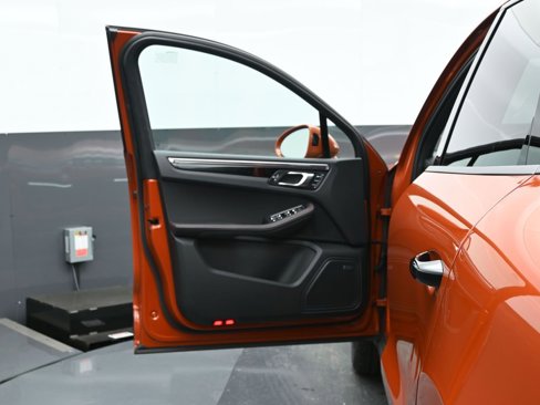 Certified 2025 Porsche Macan image 8