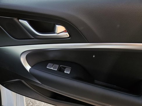 Used 2025 Genesis G70 2.5T image 9