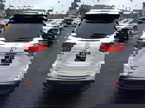 Used 2019 Toyota Highlander LE image 6