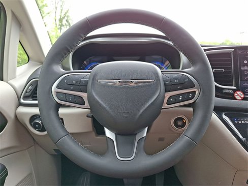 Used 2023 Chrysler Pacifica Touring-L image 16