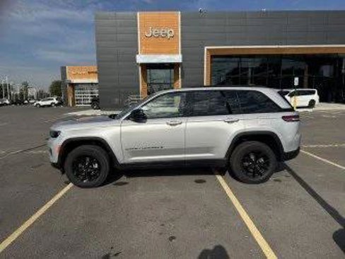 Certified 2024 Jeep Grand Cherokee Altitude image 1