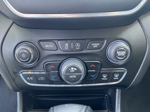 Used 2023 Jeep Cherokee Altitude Lux image 30