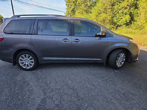 Used 2016 Toyota Sienna XLE Premium image 1