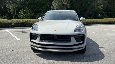 Certified 2024 Porsche Macan image 3