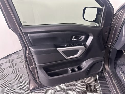Used 2017 Nissan Titan SV image 17