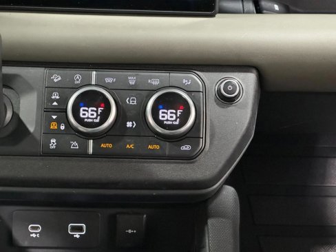 Certified 2021 Land Rover Defender 110 X-Dynamic HSE image 18