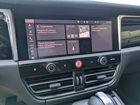 Certified 2024 Porsche Macan image 17