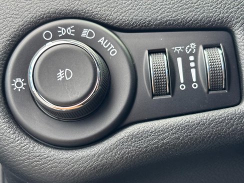 Used 2019 Jeep Cherokee Latitude Plus w/ Cold Weather Group image 16