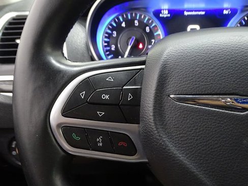 Used 2017 Chrysler 300 Limited image 18