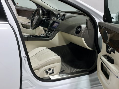 Used 2013 Jaguar XJ image 44