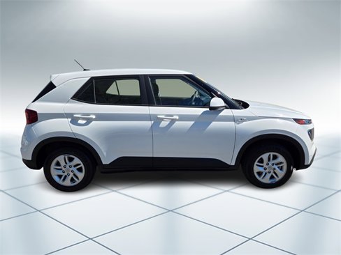 Used 2024 Hyundai Venue SE image 3
