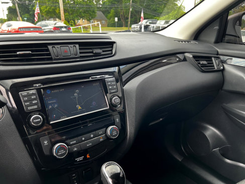 Used 2017 Nissan Rogue Sport SV w/ SV Premium Package image 12