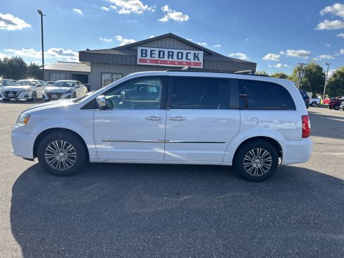 Used 2014 Chrysler Town & Country Touring-L w/ Driver Convenience Group image 3