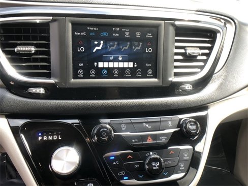 Used 2020 Chrysler Pacifica Touring-L image 18
