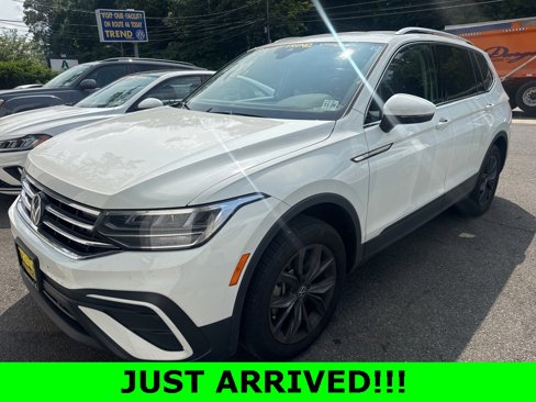 Certified 2024 Volkswagen Tiguan SE image 1