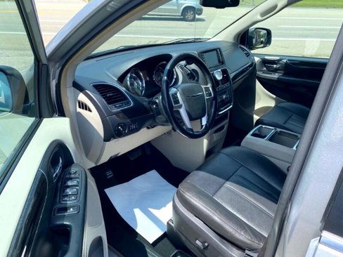 Used 2016 Chrysler Town & Country Touring image 8
