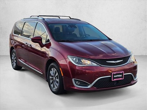 Used 2020 Chrysler Pacifica Touring-L Plus image 3