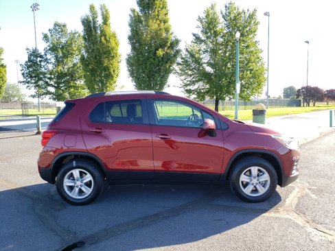 Used 2022 Chevrolet Trax LT w/ LT Convenience Package image 2