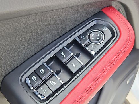 Used 2025 Porsche Macan image 32