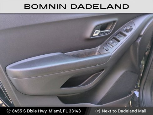 Used 2021 Chevrolet Trax LT w/ LT Convenience Package image 16