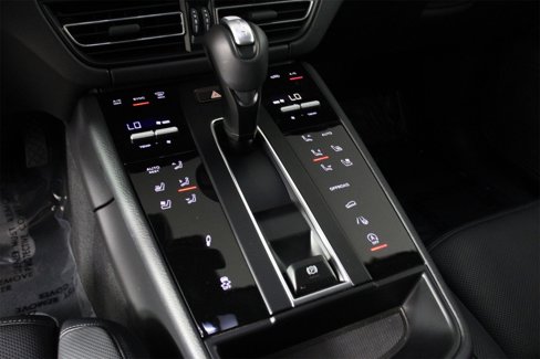 Certified 2025 Porsche Macan Turbo image 18