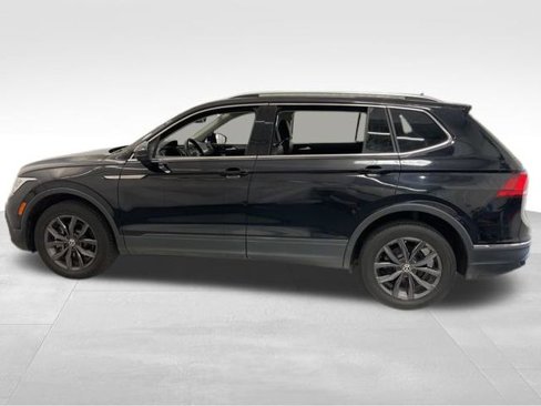 Used 2022 Volkswagen Tiguan SE w/ Panoramic Sunroof Package image 3
