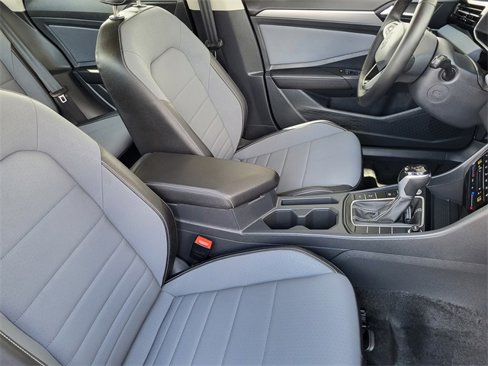 Used 2025 Volkswagen Jetta SE image 10