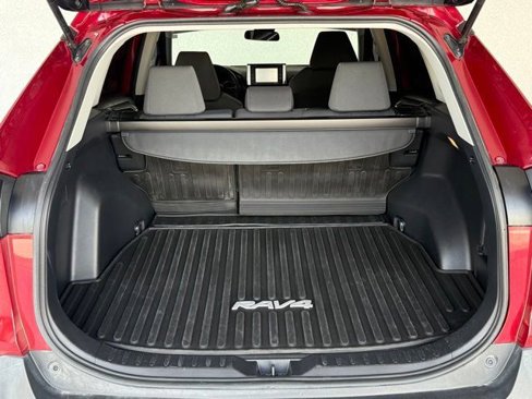 Used 2020 Toyota RAV4 XLE image 17