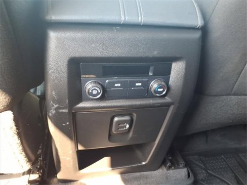 Used 2020 Chevrolet Traverse LT image 11
