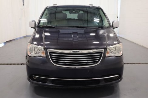 Used 2013 Chrysler Town & Country Touring-L image 4