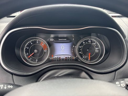 Used 2019 Jeep Cherokee Overland w/ Technology Group image 11