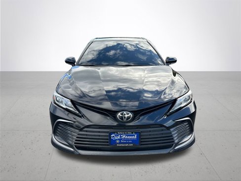 Used 2021 Toyota Camry LE image 3