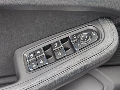 Certified 2025 Porsche Macan image 32
