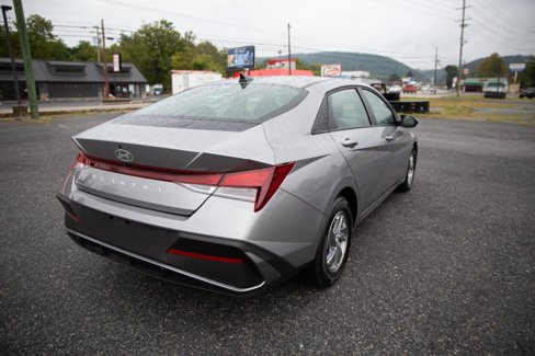 Used 2025 Hyundai Elantra SE image 3