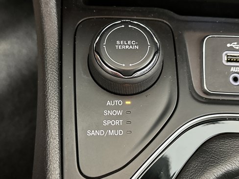 Used 2019 Jeep Cherokee Limited image 25