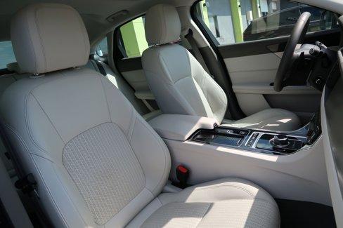 Used 2017 Jaguar XF Prestige image 25