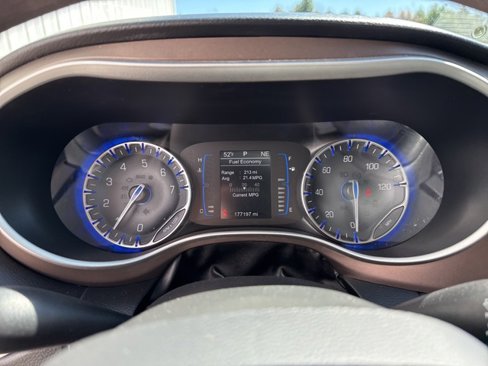 Used 2017 Chrysler Pacifica Touring image 13